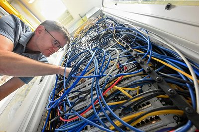 Christian Petzold arbeitet im Testzentrum von albis-elcon, wo alle Geräte auf Herz und Nieren geprüft werden.