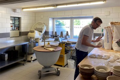 Während des Gesprächs musste Richter kurz seiner Auszubildenden helfen. Sauerteig lässt nicht gerne auf sich warten.