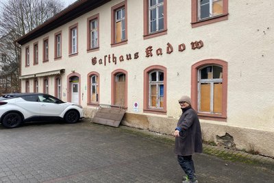 Ein Foto muss doch nicht sein, sagt Batjargal Mishigdorj. Einer ihrer beiden Söhne hat das Gasthaus Kadow in Erdmannsdorf 2022 gekauft und sie kommt regelmäßig aus Stuttgart, um die schwierigen Sanierungsarbeiten zu koordinieren.
