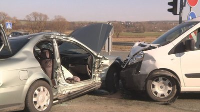 Vier Menschen wurden bei diesem Unfall auf der B 175 in Glauchau verletzt.