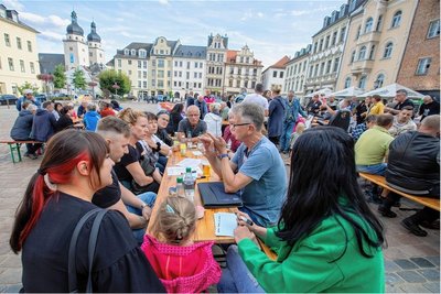 Austausch beim Speed-Dating mit Vertretern der Kommunalpolitik: Gerd Steffen (Mitte, SPD-Stadtrat) spricht mit Bürgern. 