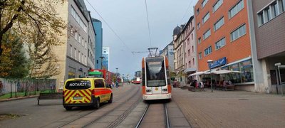 Durch den Unfall kam es zu Behinderungen beim Straßenbahnverkehr.