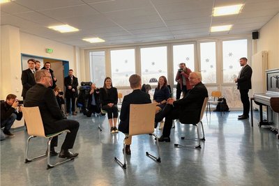 Der Bundespräsident kam bei seinem Besuch an der Freiberger Grundschule auch mit den ukrainischen Lehrerinnen Olena Bäcker und Viktoria Pradiichuk, Schulleiterin Kirstin Borrmann sowie Oberbürgermeister Sven Krüger ins Gespräch. 