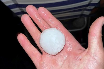 Hagelkörner so groß wie Tischtennisbälle fielen am Montagabend am Gardasee in Italien vom Himmel. Bis zu zehn Zentimeter sollen diese im Durchmesser erreicht haben.