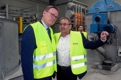 Koehler-Niederlassungsleiter Udo Hollbach (rechts) erläuterte Thüringens Ministerpräsidenten Bodo Ramelow die Feinheiten der Papierherstellung. 