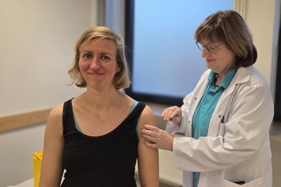 Ärztinnen vom Gesundheitsamt, Anja Heuser und Karin Schreiter (v. l.), haben am Donnerstag geimpft.