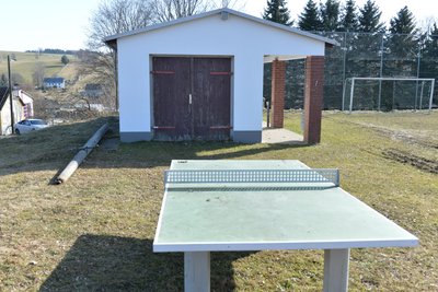 Der Sportplatz in Zethau soll erneuert werden. Links im Bild der Strommast, der aus Sicherheitsgründen zurück gebaut wurde. Ein unbekanntes Fahrzeug hatte im Januar ein Stromkabel heruntergerissen – deshalb fiel die Flutlichtanlage aus.