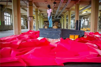 Die Arbeit "Die Flut" von El Bocho aus Berlin. El Bocho ist ein deutscher Streetart- und Graffiti-Künstler. Seine Identität hält er geheim. Diese Installation hat er für das Festival Ibug kreiert.