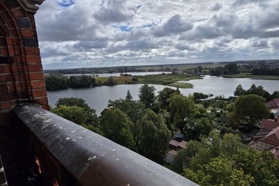 Der Blick vom Kirchturm von St. Marien in Röbel reicht weit in die Müritzlandschaft.