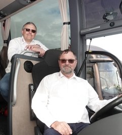 Daniel Wolf (links) und Dietmar Werner fahren für das Kirchberger Busunternehmen Werner. 