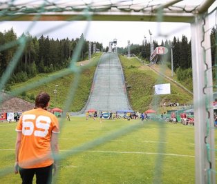 Wo sonst die Weltklasse-Skispringer und -Kombinierer nach ihren Sprüngen landen, wurde am Samstag und Sonntag wieder Handball gespielt. Den teilnehmenden Teams hat es wieder sehr gefallen, so dass es für die nächste Auflage im kommenden Jahr schon wieder die ersten Anmeldungen gibt.