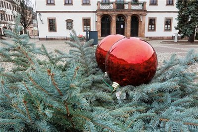 Zwei Pflanzkübel auf dem Rochlitzer Markt sind mit großen Weihnachtskugeln geschmückt worden. An einem der Kübel wurde zwischen 25. und 26. Dezember eine große, silberne Kugel gestohlen. So blieben nur diese zwei roten Kugeln übrig. 