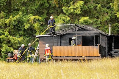 Vier Fahrzeuge der Feuerwehr waren im Einsatz.