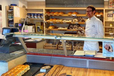 Mit Stefan Richter steht nun schon die fünfte Generation hinter der Theke der Dorfbäckerei. Ob ein Sitz im Europaparlament ein schönerer Arbeitsplatz wäre?