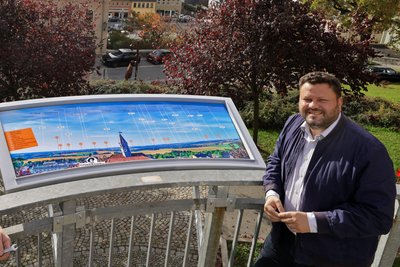 Lars Kluge an der Panoramatafel oberhalb des Stadtgartens. Auch sie wurde aus dem Bürgerhaushalt finanziert.