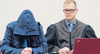Der Angeklagte Carsten Sch. (33) sitzt während der Fotoaufnahmen im Gerichtssaal immer im Halbdunkel seiner Kapuze. Derzeit soll er als Kronzeuge Licht auf die Wege werfen, die die NSU-Mordwaffe nahm. Wurde diese schon samt Schalldämpfer bestellt - ja oder nein? 