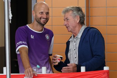 Marc Grunert (l.) – hier im Gespräch mit Ehrengast Holger Erler – ist neuer Abteilungsleiter der FCE-Schwimmer.
