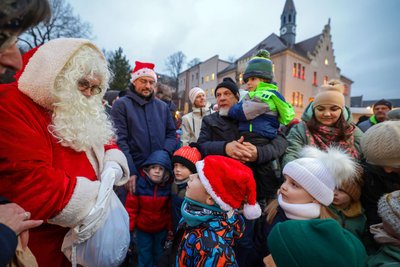 In Hohenstein-Ernstthal schlüpft der ehemalige Bürgerpolizist Eckhard Heim ins Weihnachtsmannkostüm. Kinder, die ein Gedicht oder ein Lied parat haben, werden mit kleinen Geschenken belohnt.