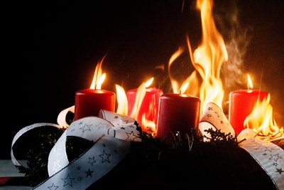 Es kann schnell gehen, dass ein Adventskranz Feuer fängt.