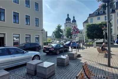 Stau am Altmarkt - wegen der Sperrung der Oberen Endestraße ging es am Poller-Nadelöhr nur langsam voran.