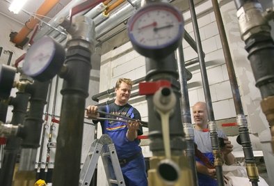 Mike Kittler (links) und Steffen Nürnberger haben die moderne Heizungsanlage in der Schillerschule installiert.