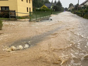 In Auerswalde schoss das Wasser den Straßen entlang.