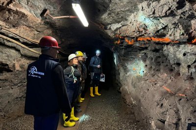 Forschende im Bergwerk bei Pöhla, dem Standort für die Pilotanlage.