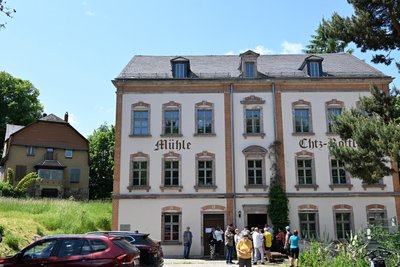 Die Wohnmühle, in der Karl Schmidt-Rottluff aufwuchs, ist bereits saniert; das Foto entstand im vergangenen Jahr. Im Hintergrund ist das Haus zu sehen, das derzeit saniert wird.