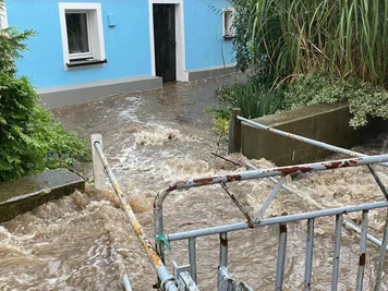 Das Wasser bahnt sich seinen Weg in Auerswalde.