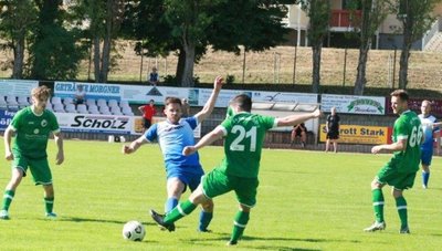 Merkur Oelsnitz startete am vergangenen Wochenende mit einem 4:2-Erfolg im Landespokal gegen den VfB Annaberg in die neue Spielzeit. Hier befindet sich Max Löscher (Nr. 21) im Zweikampf, Manolo Pieschel (links) und Jan Zimmermann (rechts) beobachten die Szenerie. 