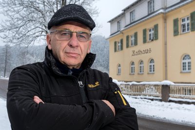 Andreas Börner ist seit 2015 ehrenamtlicher Bürgermeister von Heidersdorf. Das Rathaus soll einen neuen Zaun erhalten.