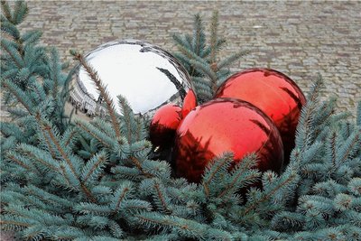 In einem der zwei geschmückten Pflanzkübel ist noch eine solche silberne Kugel zu sehen, wie sie offenbar in der Nacht zum zweiten Weihnachtsfeiertag entwendet worden ist. 