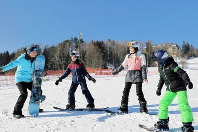 In Gudrun Dahnke fanden drei Mädchen, die mit ihren Snowboards zum Skihang nach Bermsgrün kamen, eine echte Snowboard-Trainerin.