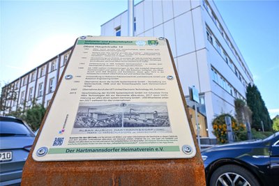 Der Industrie- und Kulturlehrpfad von Hartmannsdorf führt am Firmensitz von albis-elcon vorbei. Dort ist die wechselvolle Geschichte des Gebäudes von der Handschuhfabrik zum Elektronikunternehmen nachzulesen.