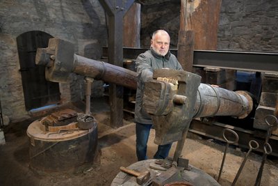 Günter Band und der Förderverein Eisenhammer Dorfchemnitz pflegen eins der letzten historischen Hammerwerke Sachsens.