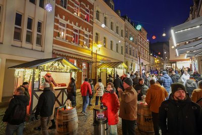 Das weihnachtliche Treiben zieht sich vom Altmarkt über die Dresdner Straße bis zur Weinkellerstraße (Foto).