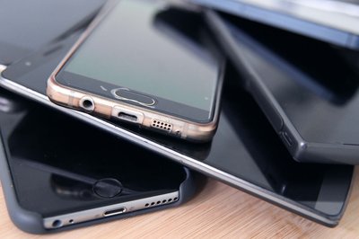 Recycling statt Schublade: Alte Smartphones und Akkus gehören nicht in den Hausmüll, sondern sollten fachgerecht entsorgt werden.