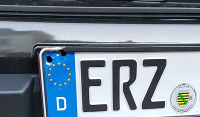 Einschusslöcher im Fahrzeug der Stadtverwaltung.