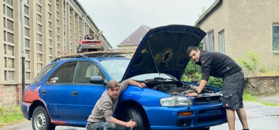 Foto oben: Raymond Spreer und Philip Bier (von links) wollen eine Rallye zum Balkan antreten. Foto unten links: Antje Scheibe hat ein Buch geschrieben. Foto unten rechts: Reiko Denizs bestellt schon Silvesterware. 