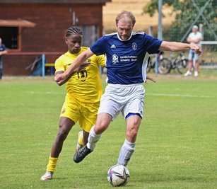 Gegen VfB Fortuna Chemnitz II spielte Blau-Gelb Mülsen - hier mit Norman Göpfert im Duell gegen Mamadou Moustapha Bah - in dunklen Trikots. Mülsen gewann gegen die "gelben" Chemnitzer nach Treffern von Leopold Rabe, Niklas Böhm und Jonas Beetz mit 3:1. 