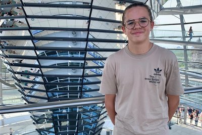 Immanuel Müller vor der Reichstagskuppel in Berlin. Da er unter anderem einmal die Arbeit der Parlamentarier im Bundestag live erleben wollte, reiste er im Juni in die Hauptstadt und durfte als Gast an einer Plenarsitzung teilnehmen.