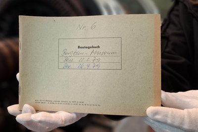 Dieses Bautagebuch von 1979 gibt detallierte Einblicke in den Aufbau des Bergbaumuseums.