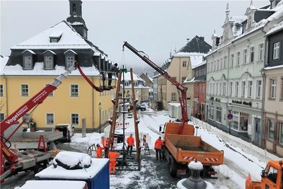Mitarbeiter des städtischen Bauhofs demontierten die Pyramide auf dem Neumarkt in Zschopau. Foto: Erik Anke