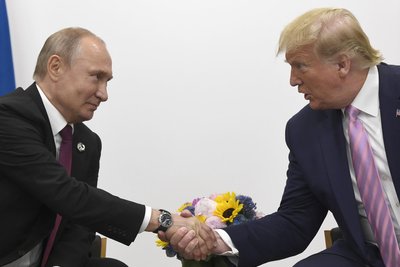 Wladimir Putin (l), Präsident von Russland, und Donald Trump, Präsident der USA, geben sich während des G20-Gipfels 2019 in Osaka (Japan) die Hand.