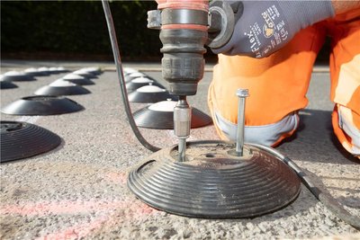 Die Mitarbeiter vom Bauhof mussten in den Asphalt bohren, um die Geschwindigkeitshemmer zu montieren.