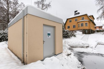 Die Zentrale (vorn) des Heidersdorfer Breitbandnetzes läuft bereits seit einigen Monaten, die örtliche Kita (hinten) soll noch einen Anbau bekommen.