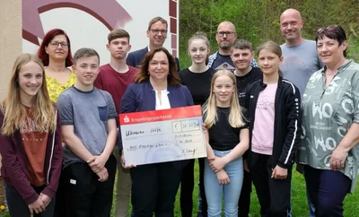 Im Beisein von Mädchen und Jungen aus der Stadtschule sowie Organisatoren und Unterstützern des Spendenlaufs wurde der symbolische Scheck an die Vertreter der Arbeiterwohlfahrt Erzgebirge übergeben.