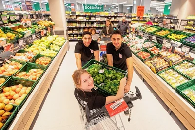 Frisch ans Werk: Die Auszubildenden Zoe Schumann, Benjamin Knoll und Stanislav Cucerov (von links) packen in der neugestalteten Obst- und Gemüseabteilung tatkräftig mit an.