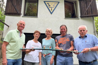 Stefan Epperlein (links) hat mit ein paar Vereinsmitgliedern den Ski für das „Schneegestöber“ bereits getestet.