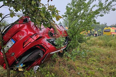 Nach einem Ausweichmanöver stürzte ein Kia eine Böschung an der Autobahn hinab. Insgesamt wurden vier Menschen bei dem Unfall verletzt.